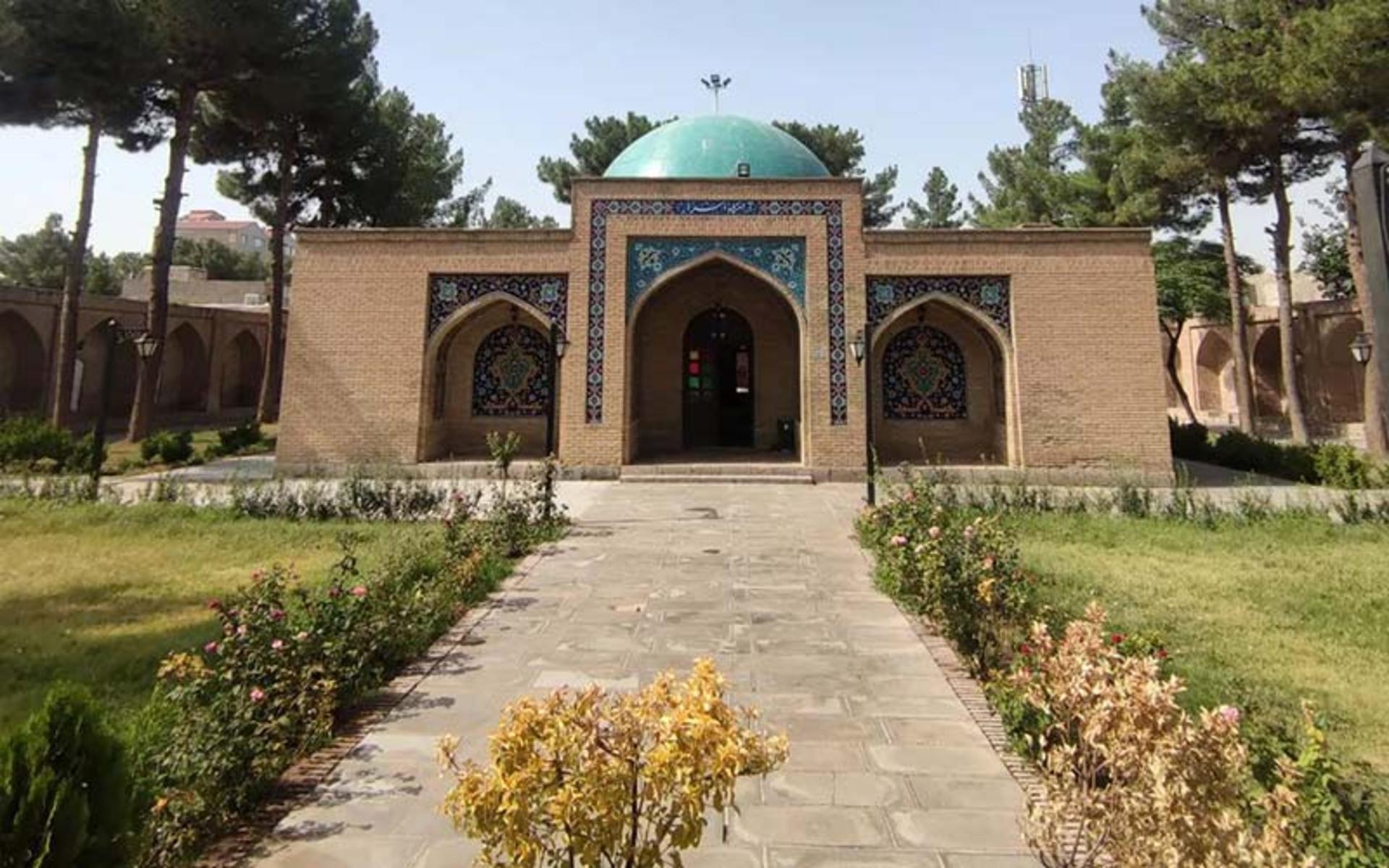 ورودی آرامگاه ملاهادی سبزواری، منبع عکس: گوگل مپ، عکاس: ابوالفضل قبادی نژاد