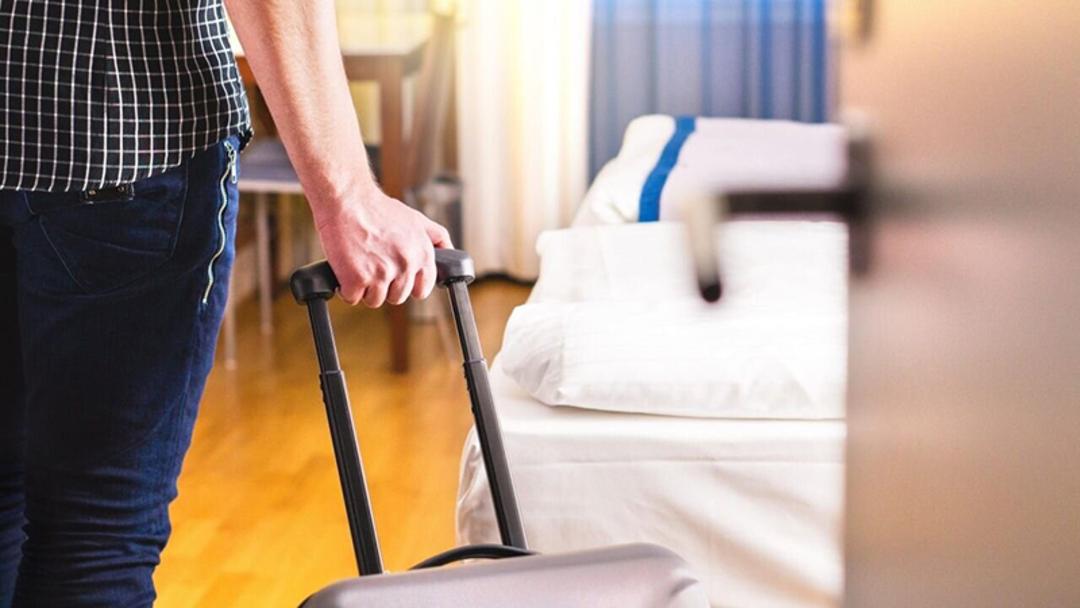 ورود به محل اقامت با چمدان؛ منبع عکس: donya-e-eqtesad.com؛ عکاس: نامشخص