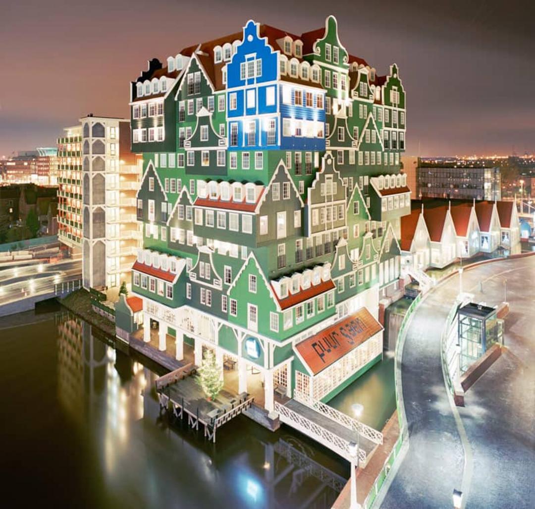 هتل اینتل آمستردام زاندم هلند در شب؛ منبع عکس: Archello، عکاس: نامشخص
