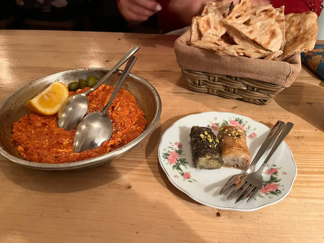 املت گوجه و باقلوا در صبحانه سرای دنجه