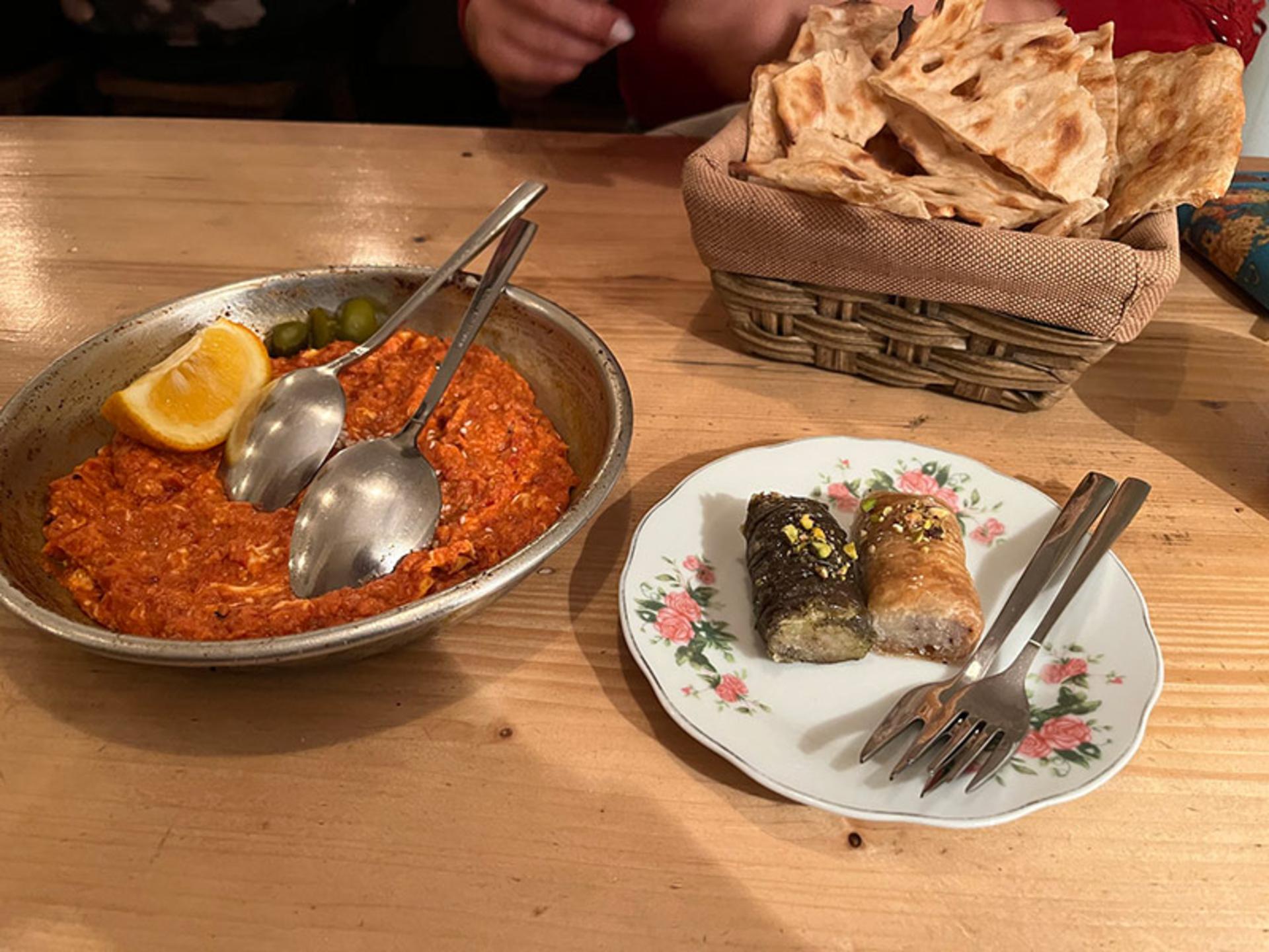 املت گوجه و باقلوا در صبحانه سرای دنجه