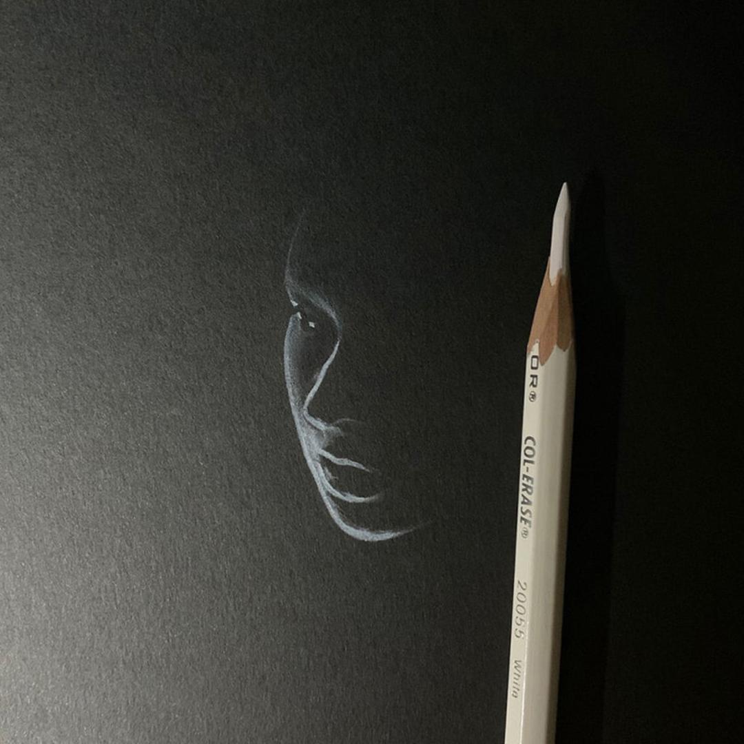 طراحی صورت با مداد سفید