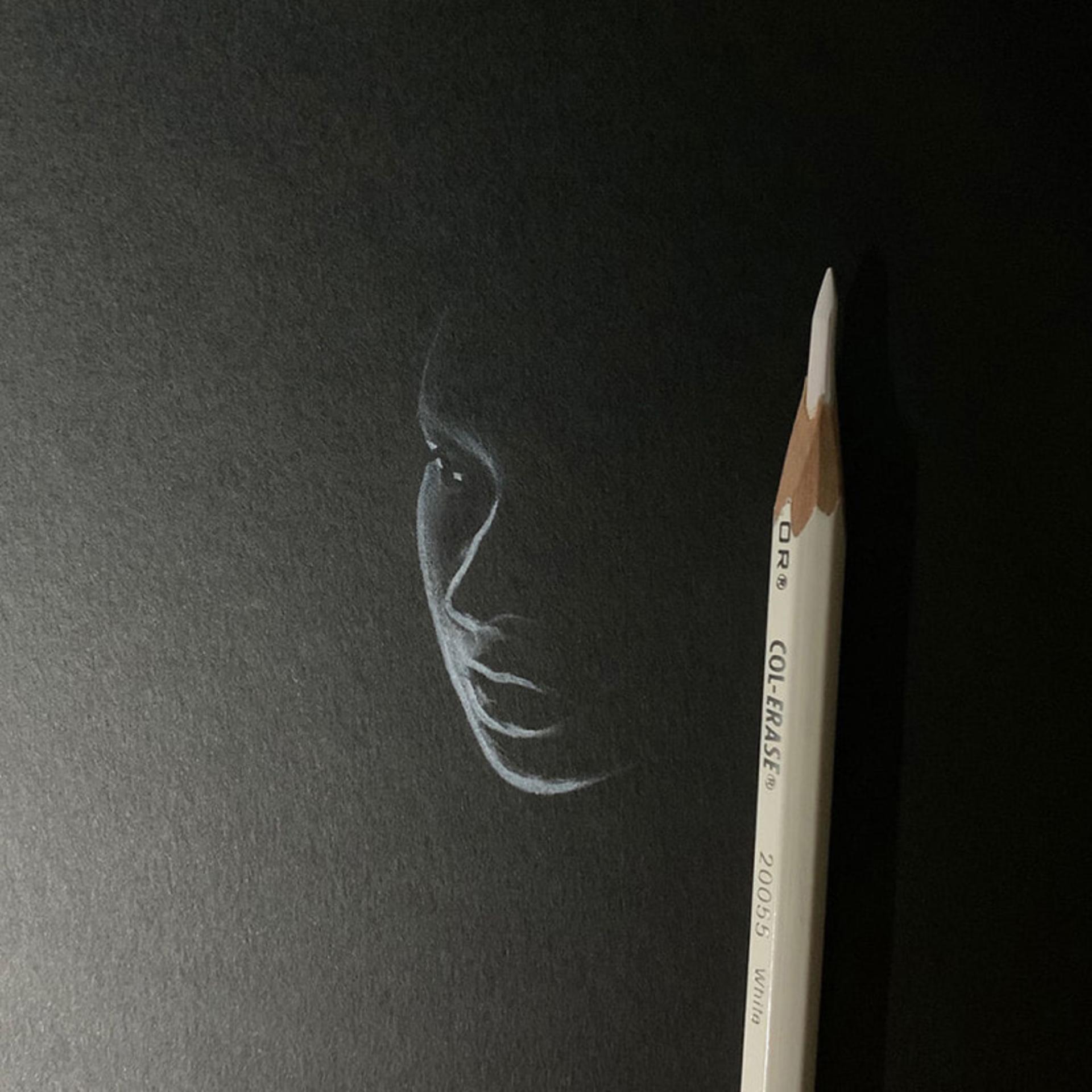 طراحی صورت با مداد سفید