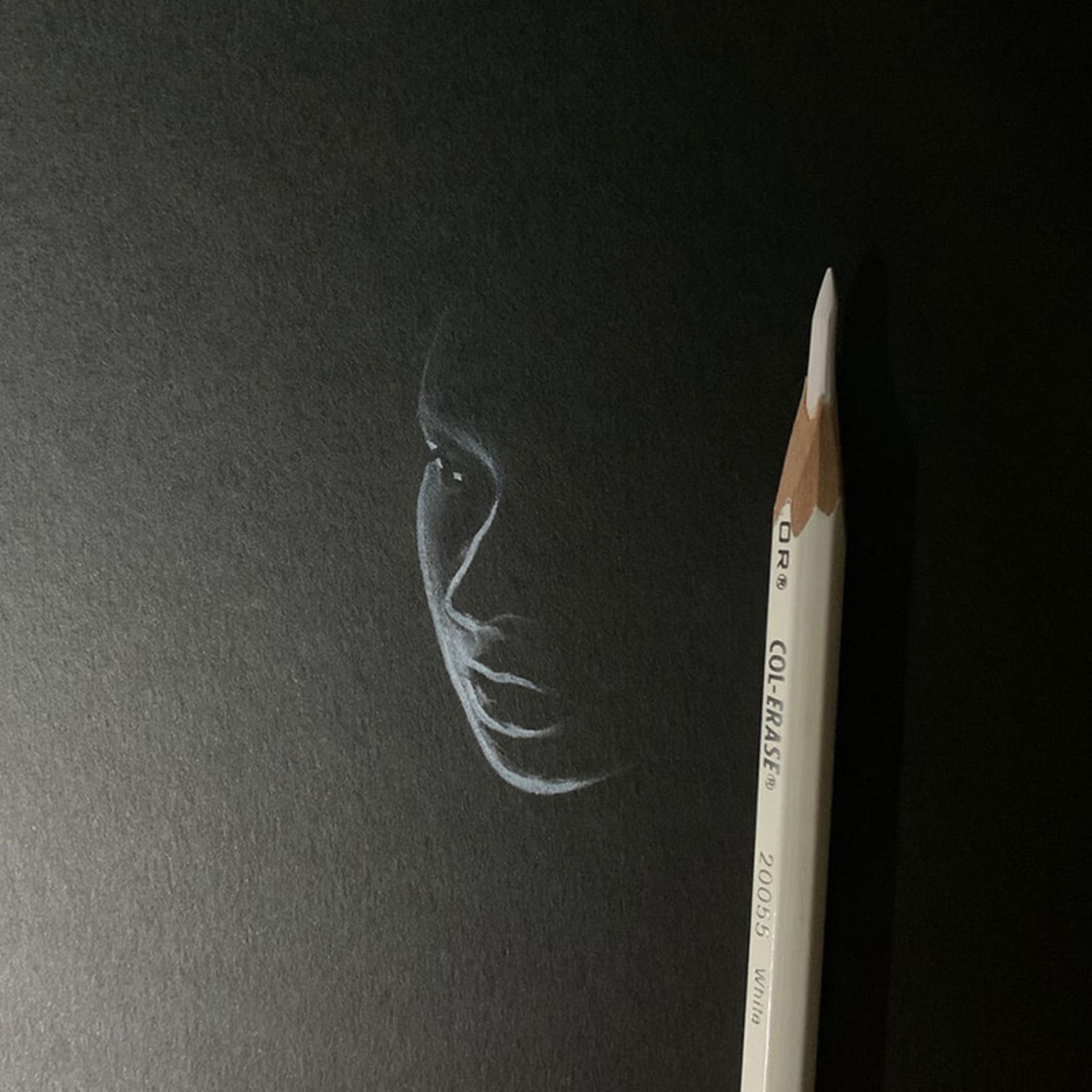 طراحی صورت با مداد سفید