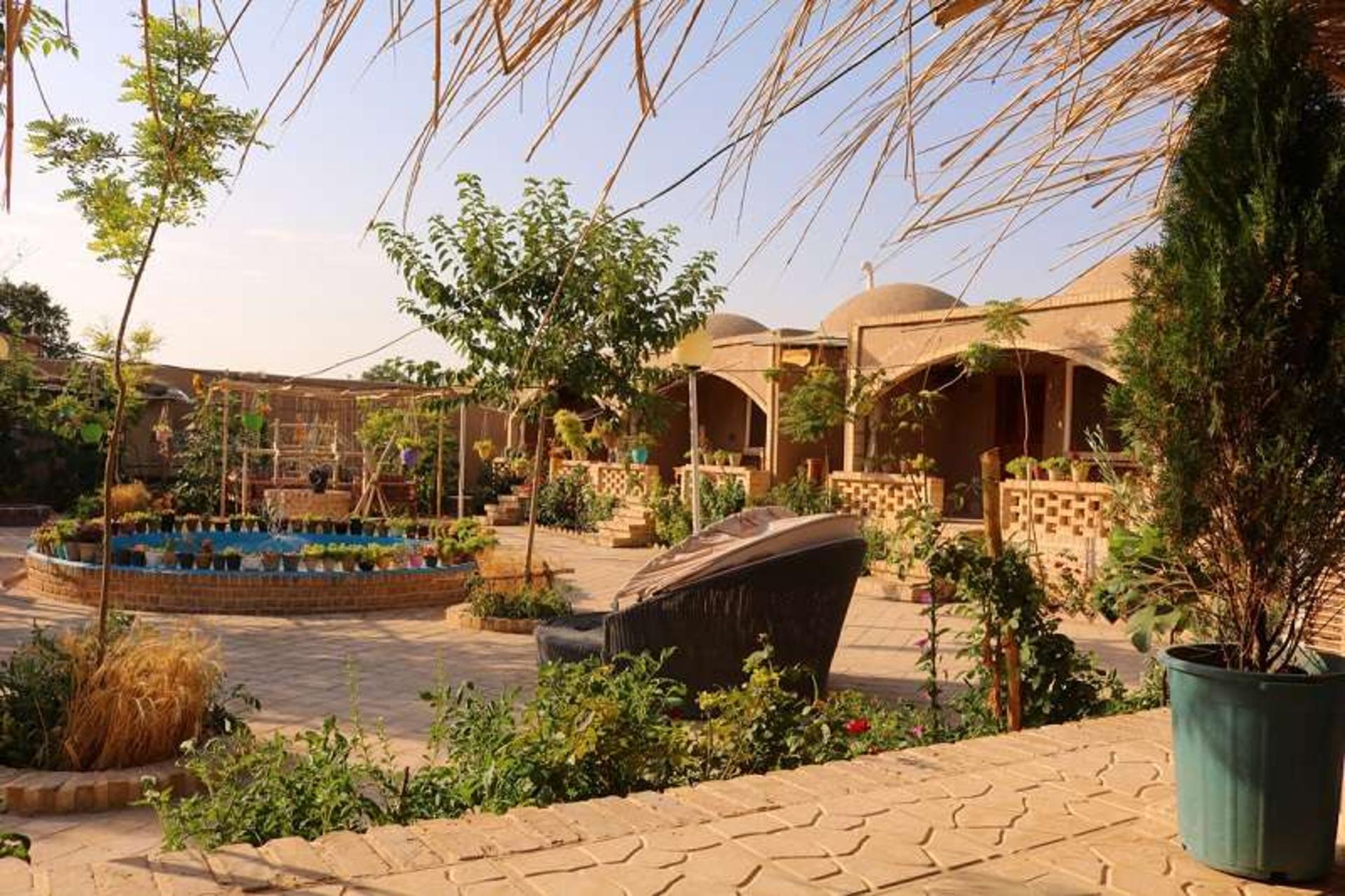 حیاط بومگردی عمو مش رضا؛ منبع عکس وب سایت kavirabad.com. عکاس  نامشخص