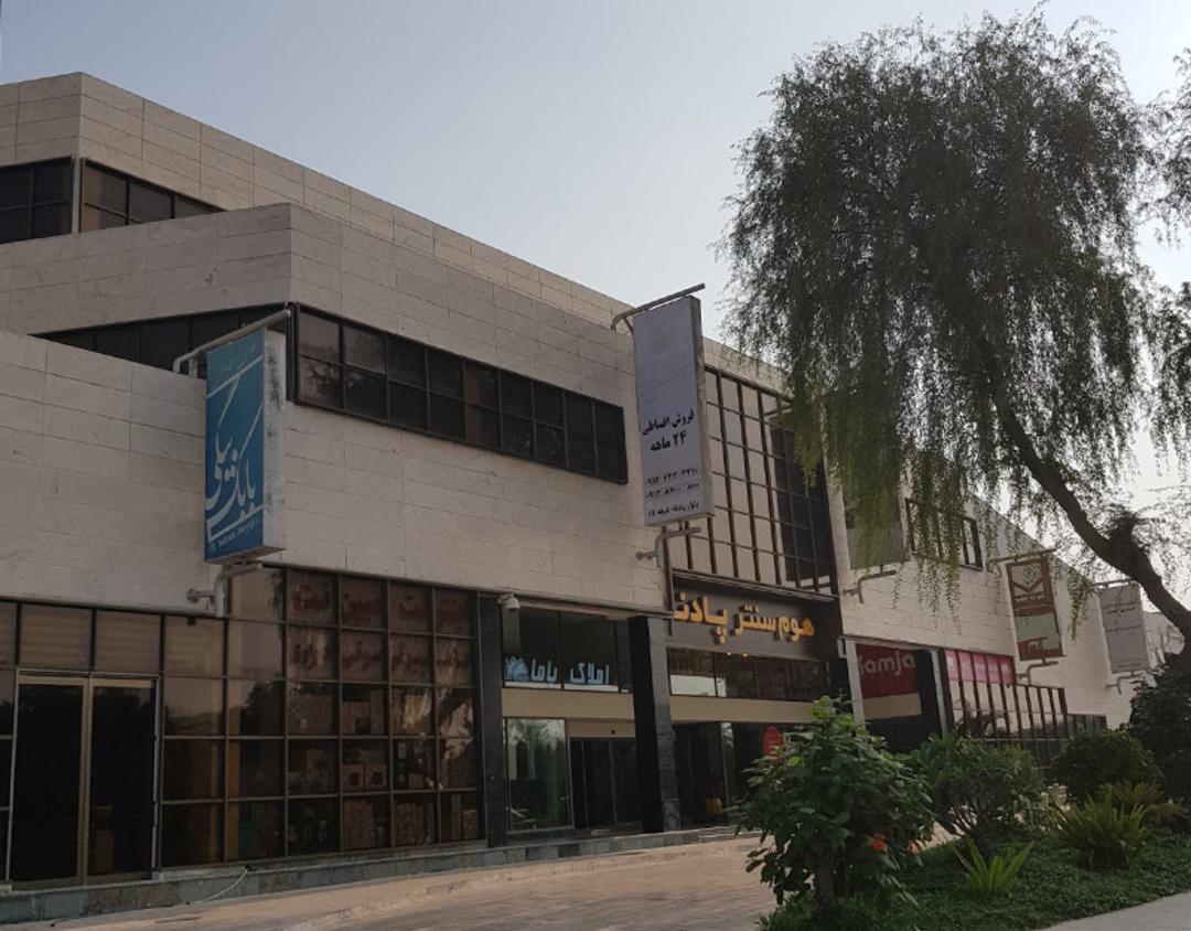 فضای بیرونی مرکز خرید پادنا کیش؛ منبع عکس: گوگل مپ؛ عکاس: نامشخص