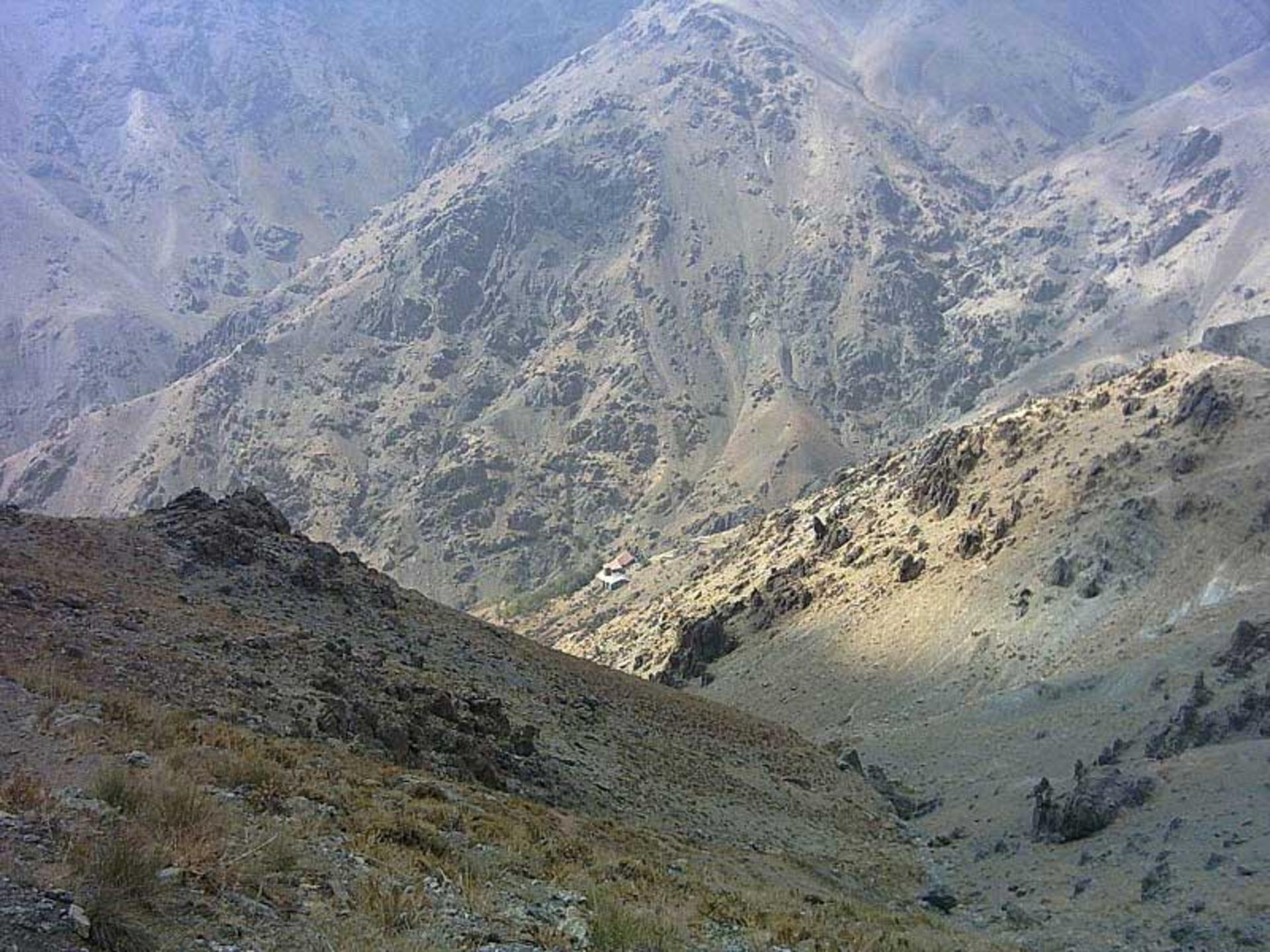 نمایی از پناهگاه پلنگ‌چال از ایستگاه پنج توچال؛ منبع عکس: ویکی مدیا؛ عکاس: علیرضا جواهری