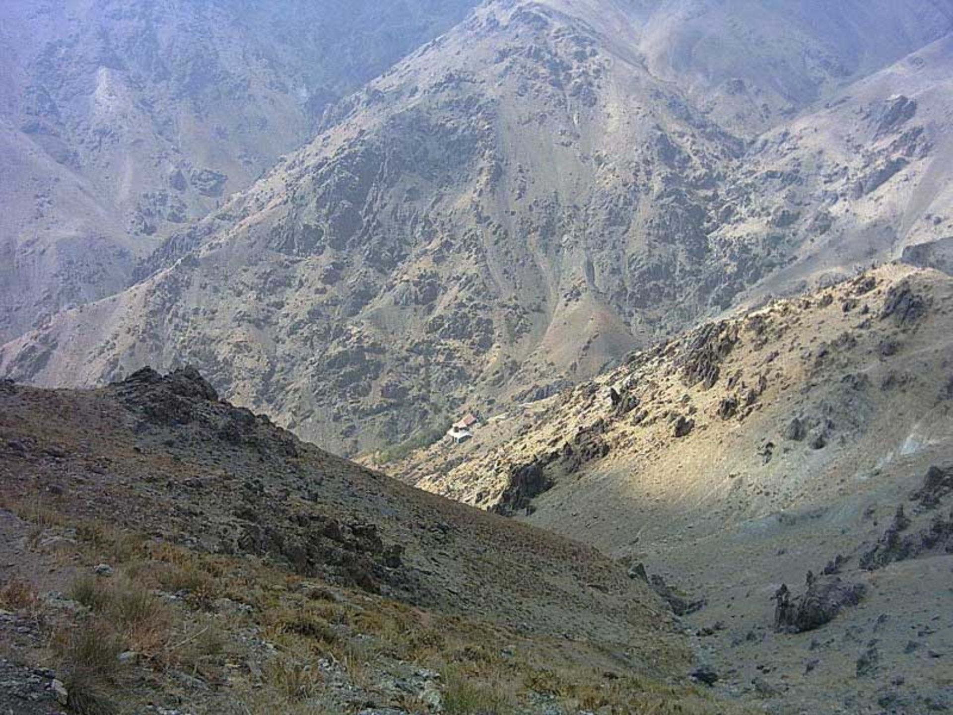 نمایی از پناهگاه پلنگ‌چال از ایستگاه پنج توچال؛ منبع عکس: ویکی مدیا؛ عکاس: علیرضا جواهری