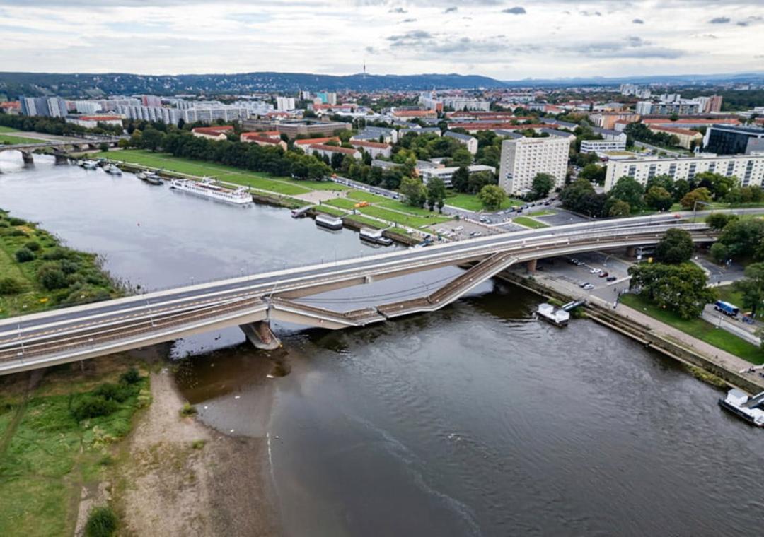 نمایی هوایی از پل کارولا (Carola Bridge) در آلمان که بخشی از آن روی رودخانه البه (Elbe River) فرو ریخته است
