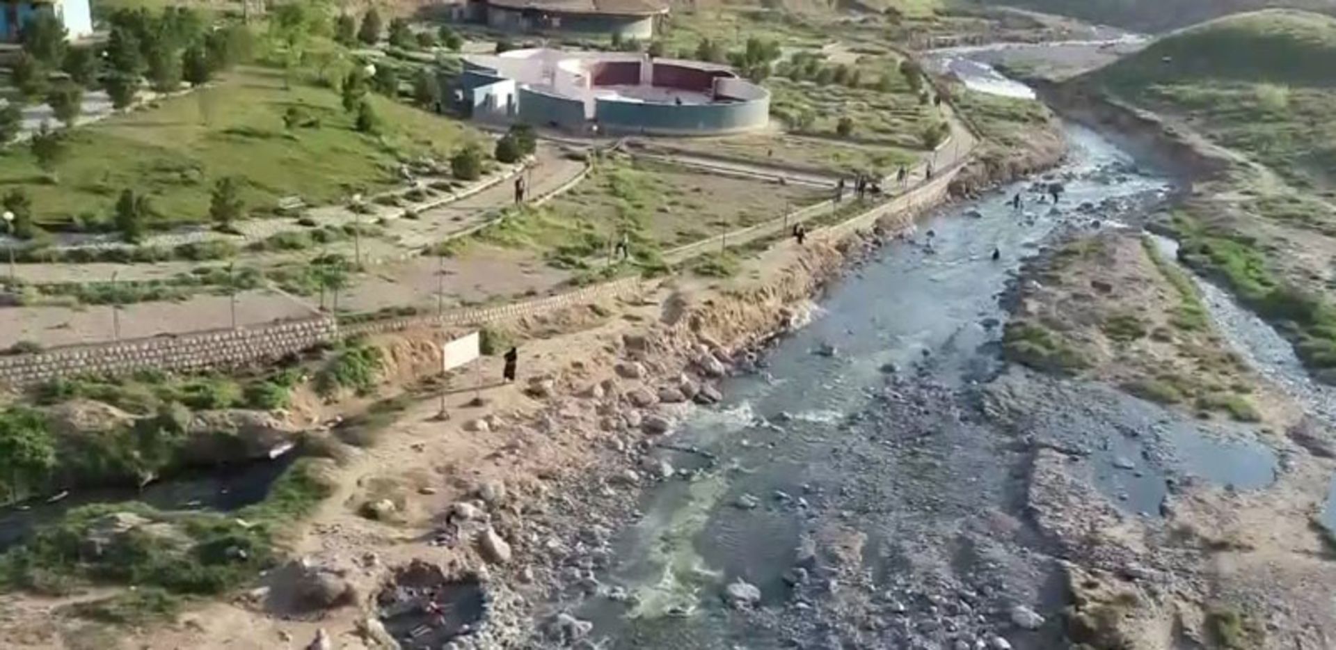 آبگرم دهلران در مسیر رودخانه، منبع عکس: خبرگزاری صدا و سیما، عکاس: نامشخص