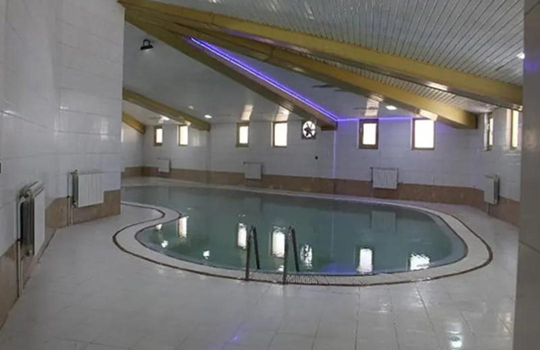 استخر آبگرم مجتمع آبدرمانی احمد آباد، منبع عکس: خبرگزاری میراث آریا، عکاس: نامشخص