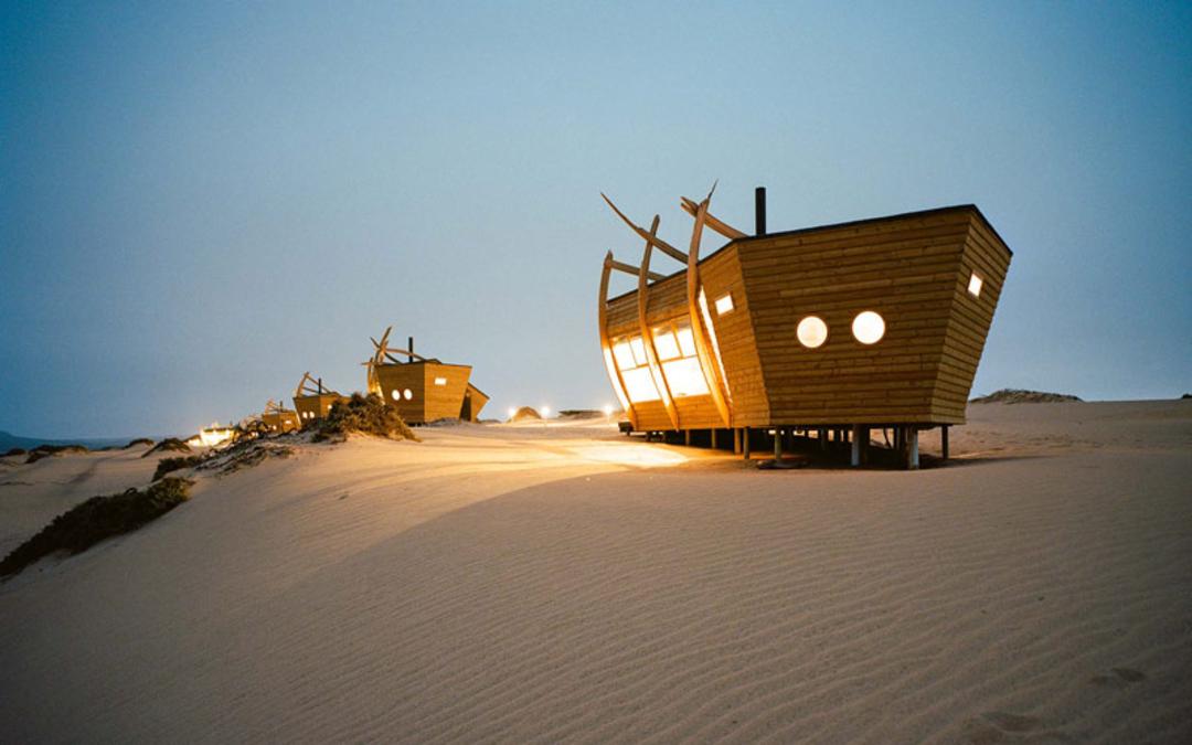 اقامتگاه‌های شیپرک نامیبیا بر شن های ساحل؛ منبع عکس: Micato Safaris، عکاس: نامشخص