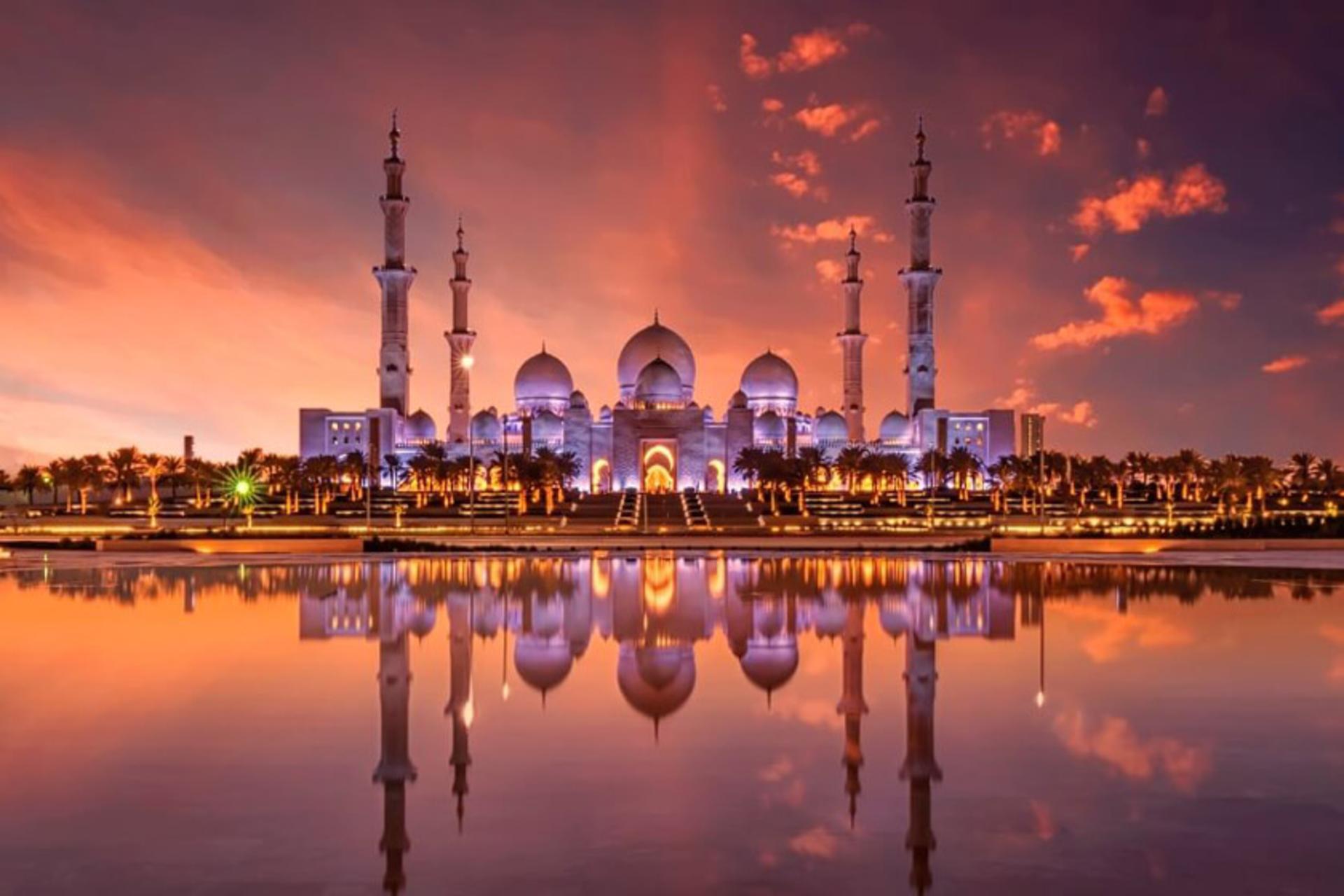نورپردازی مسجد شیخ زاید ابوظبی در شب؛ منبع عکس: وب سایت abudhabitravelplanner.com؛ عکاس: نامشخص