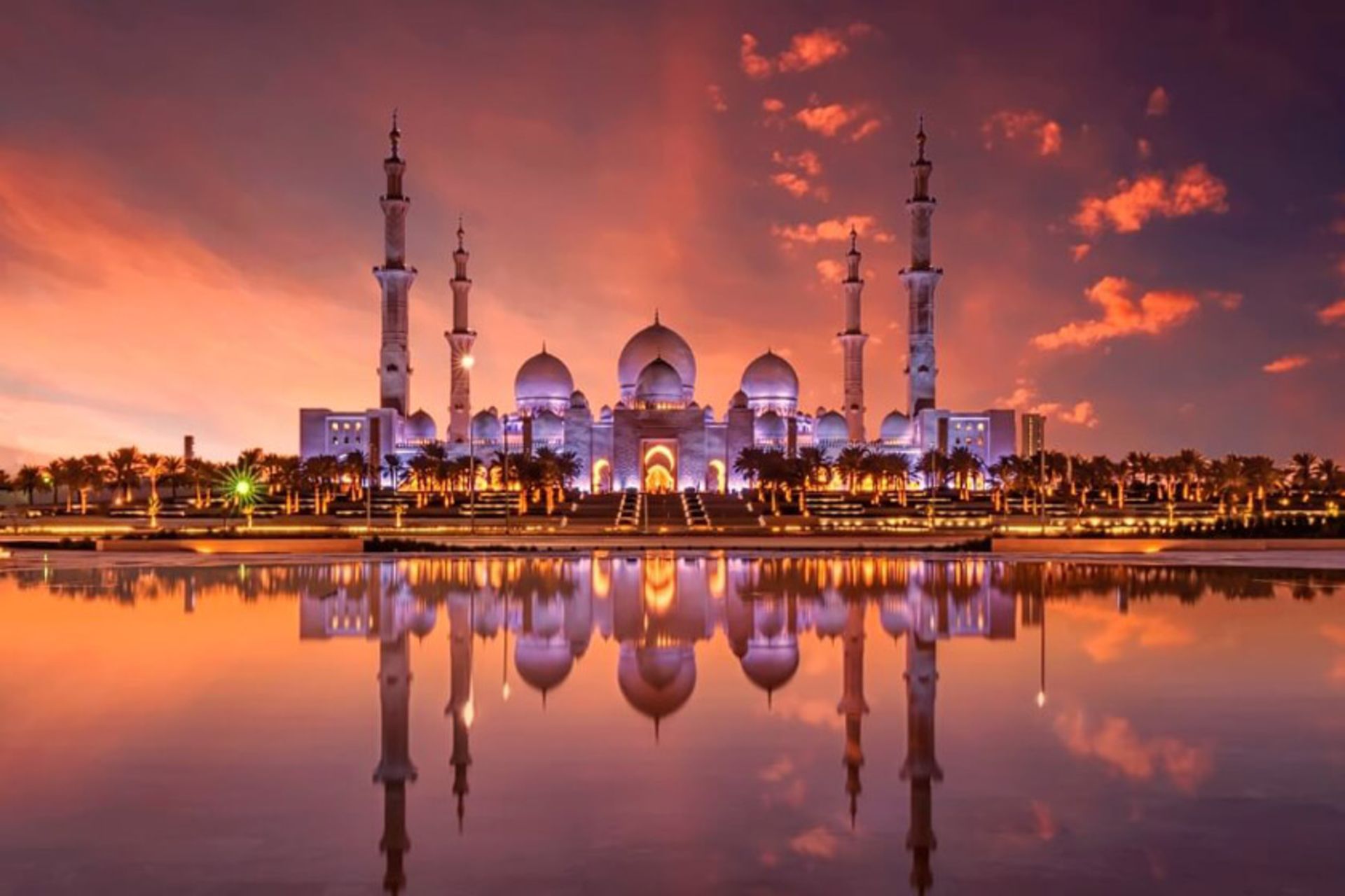 نورپردازی مسجد شیخ زاید ابوظبی در شب؛ منبع عکس: وب سایت abudhabitravelplanner.com؛ عکاس: نامشخص