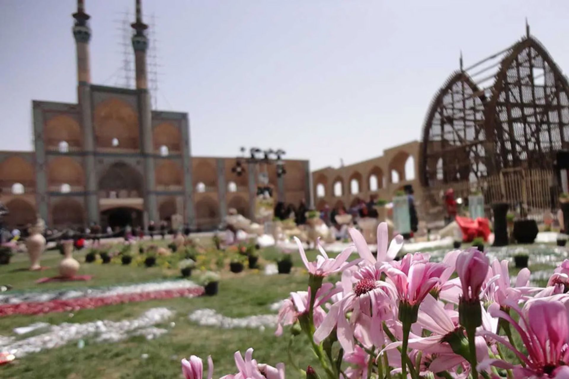 میدان امیرچخماق در فصل بهار؛ منبع عکس: ویکی مدیا؛ عکاس: Matt.Irani 1982