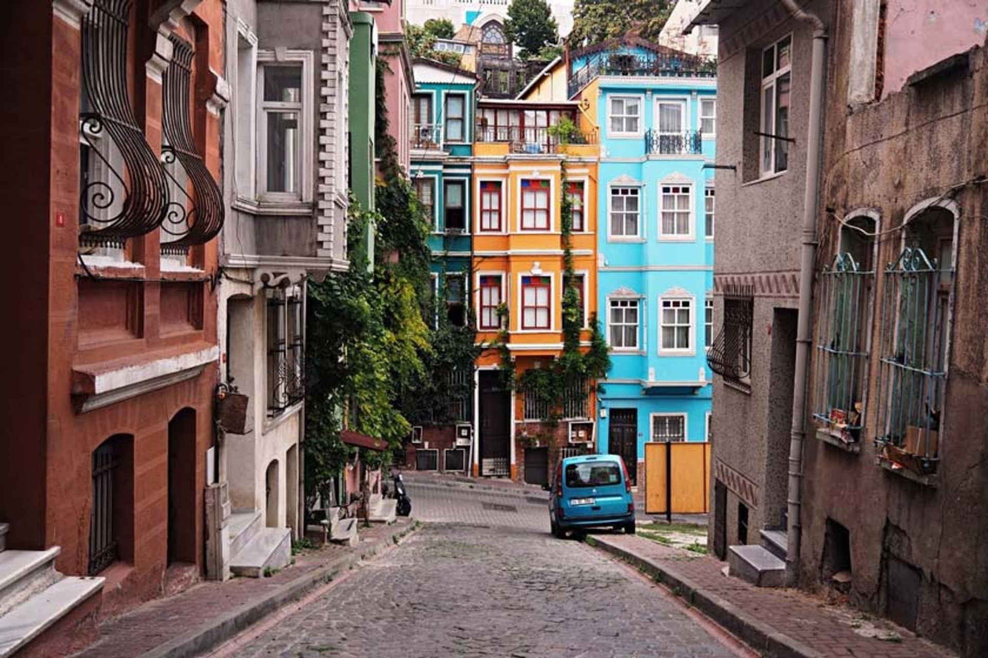 خیابان های محله بالات با ساختمان های قدیمی و رنگی؛ منبع عکس: وب سایت moganddogtravels.com؛ عکاس: نامشخص