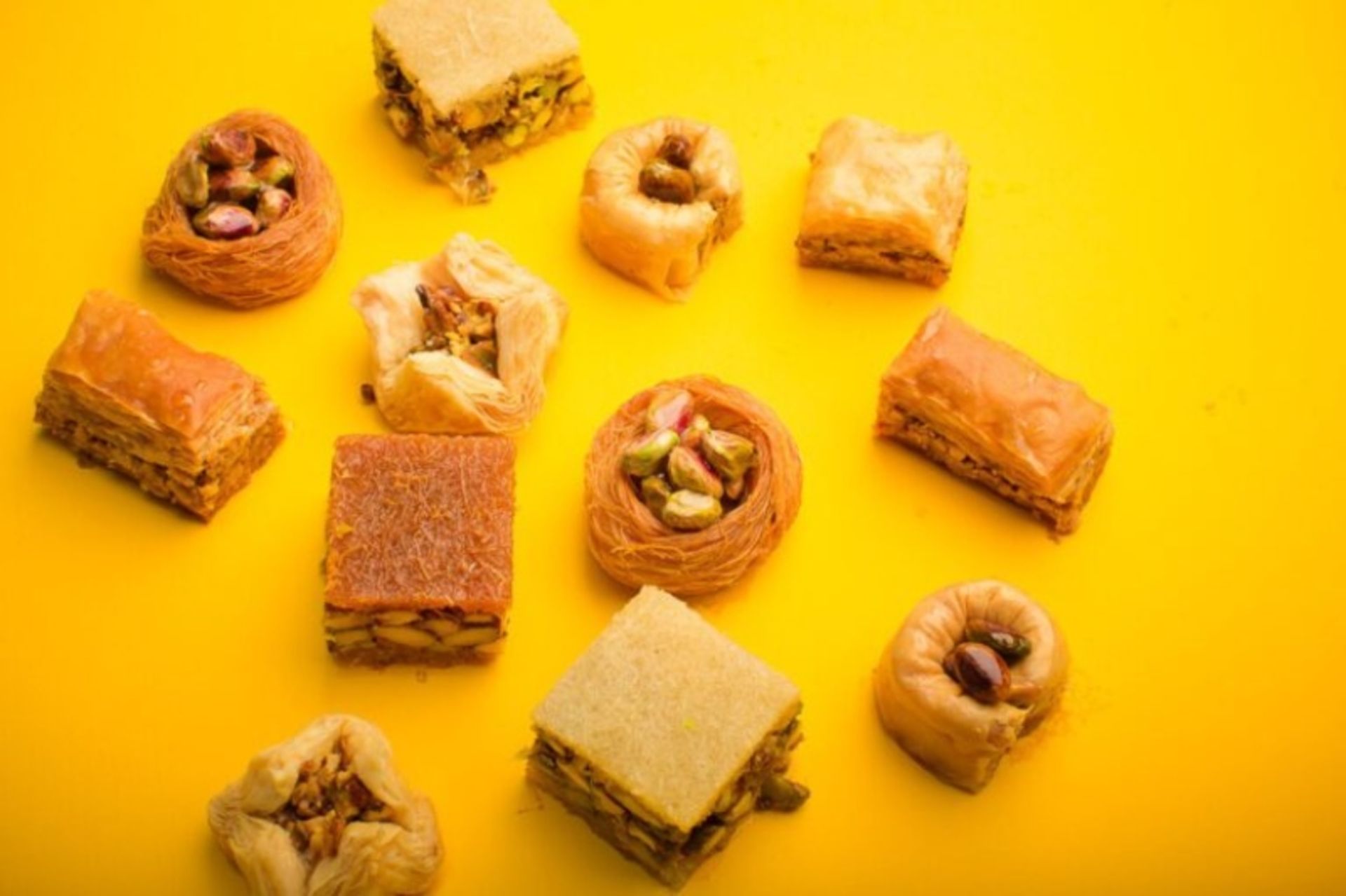 باقلوای شامی با تنوع زیاد؛ منبع عکس: سایت sweetlandlondon.com. عکاس: نامشخص