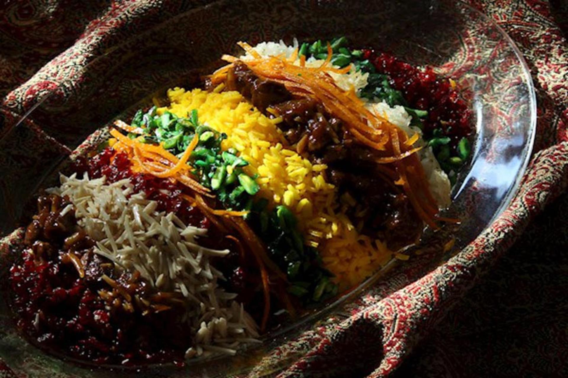 قیمه نثار با تزیین پسته؛ منبع عکس: وب سایت tasteatlas.com؛ عکاس: نامشخص