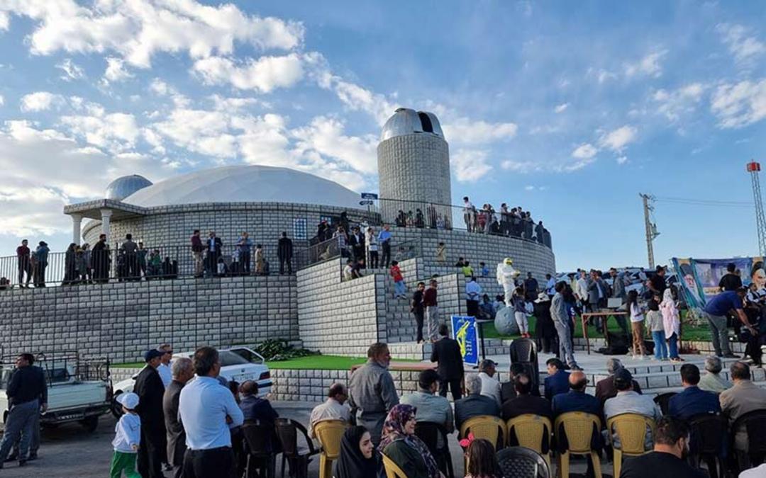 گردشگران در رصدخانه بام بهشت کرمان، منبع عکس: irna.ir، عکاس: 