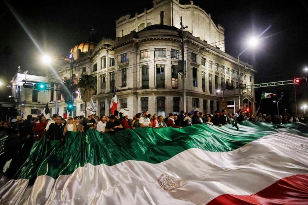 مسدود کردن خیابان‌های مکزیکو سیتی توسط کارگران و دانشجویان قضایی در اعتراض به تغییرات قانون اساسی در مکزیک