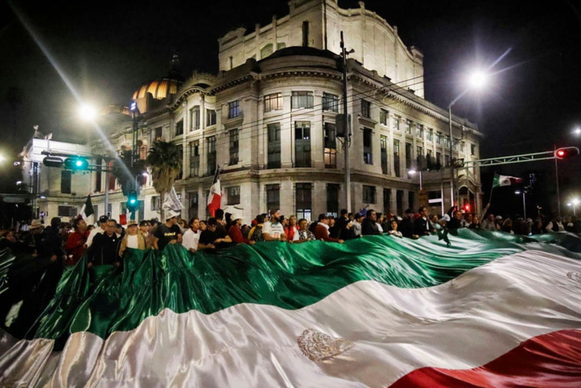 مسدود کردن خیابان‌های مکزیکو سیتی توسط کارگران و دانشجویان قضایی در اعتراض به تغییرات قانون اساسی در مکزیک