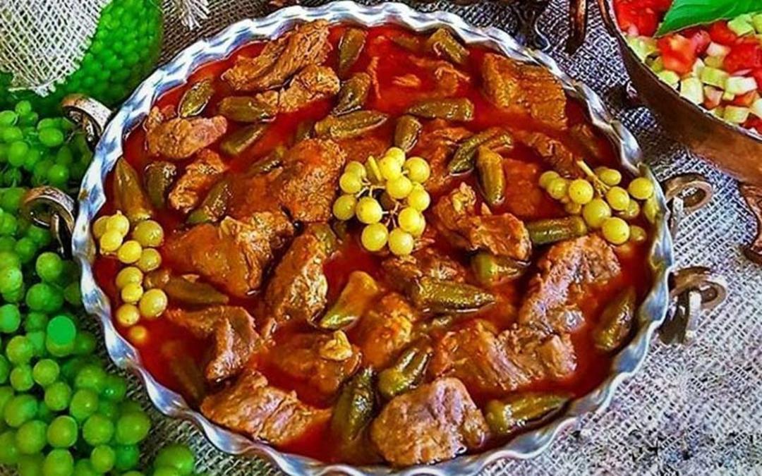 آبگوشت بامیه در ظرف مسی، منبع عکس: persiangood.com، عکاس: نامشخص