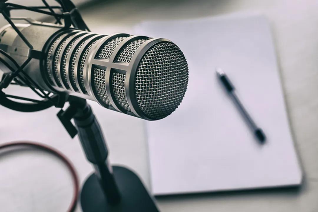 میکروفون و استودیوی تولید پادکست؛ منبع عکس: زومیت؛ عکاس: نامشخص