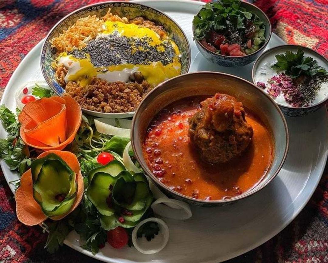 بشقاب کشک بادمجان و کوفته گیاهی؛ منبع عکس: وب سایت Mehremitra.com. عکاس: نامشخص