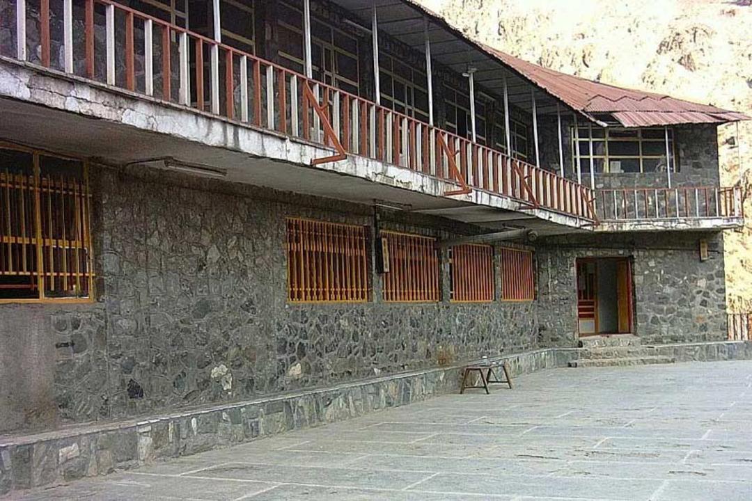 حیاط پناهگاه پلنگچال؛ منبع عکس: ویکی مدیا؛ عکاس: علیرضا جواهری