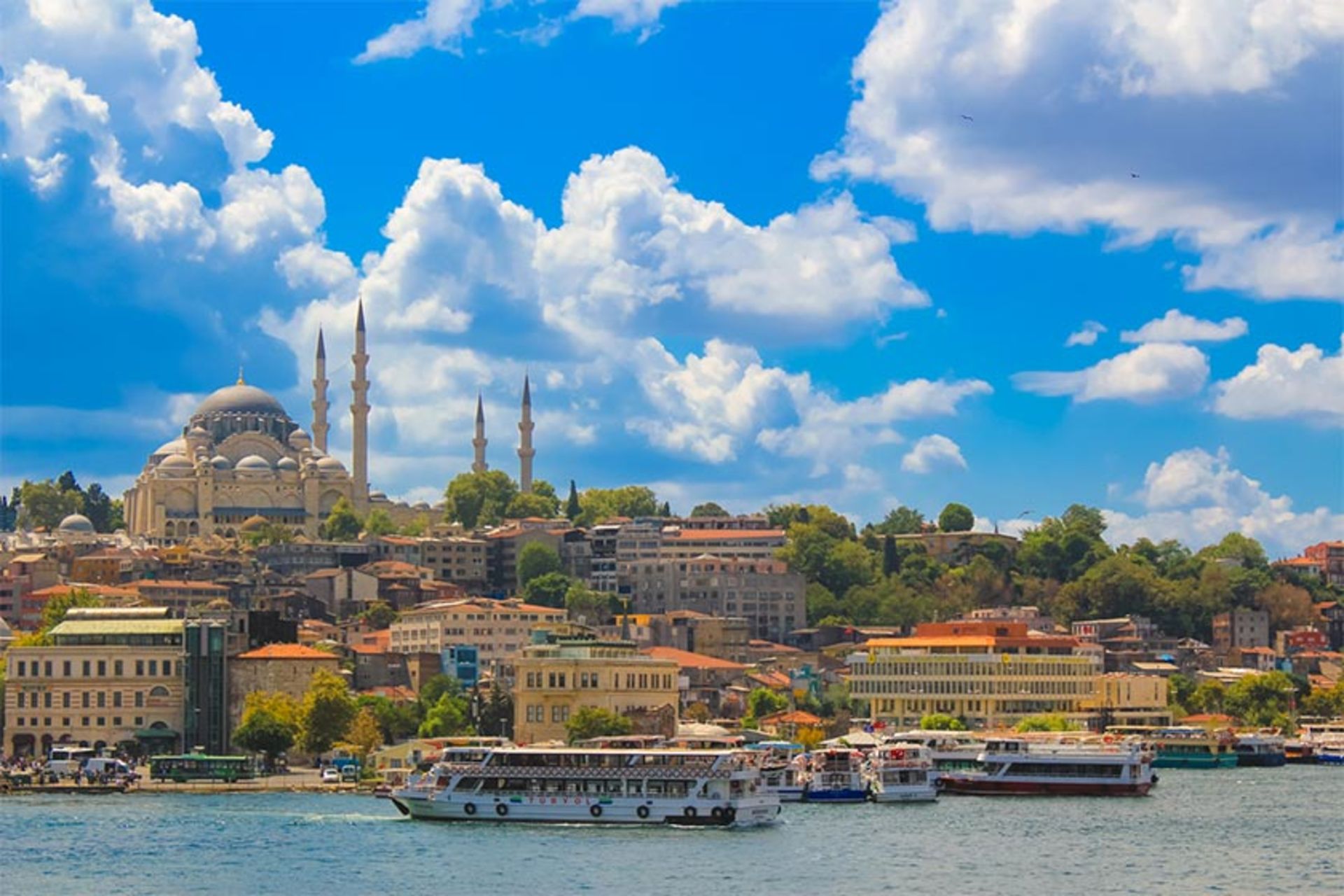 کشتی در تنگه بسفر استانبول، منبع عکس: neverendingfootsteps.com، عکاس: نامشخص