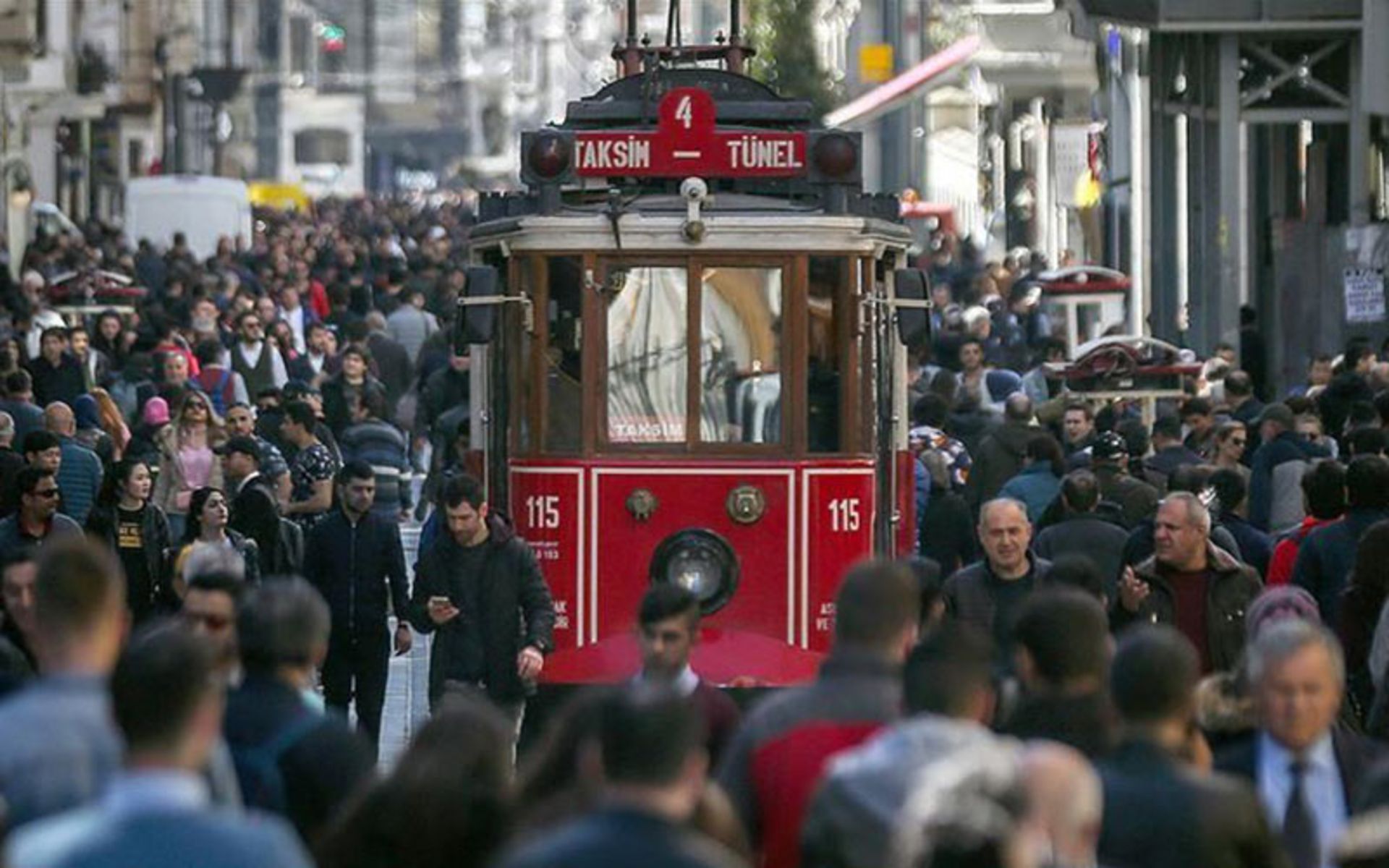 گردشگران در خیابان استقلال استانبول، منبع عکس: aa.com.tr، عکاس: نامشخص