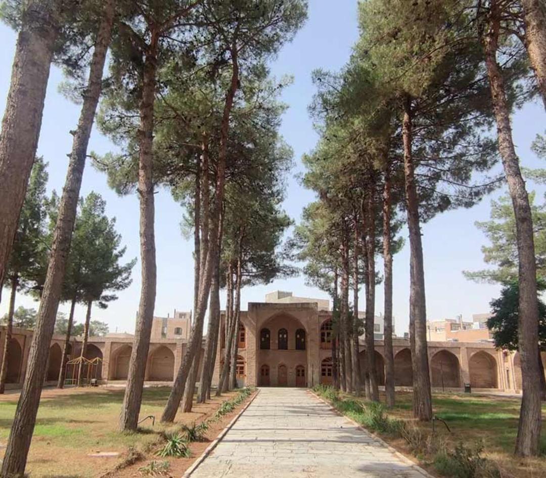 حیاط آرامگاه ملاهادی سبزواری، منبع عکس: گوگل مپ. عکاس: ابوالفضل قبادی‌نژاد