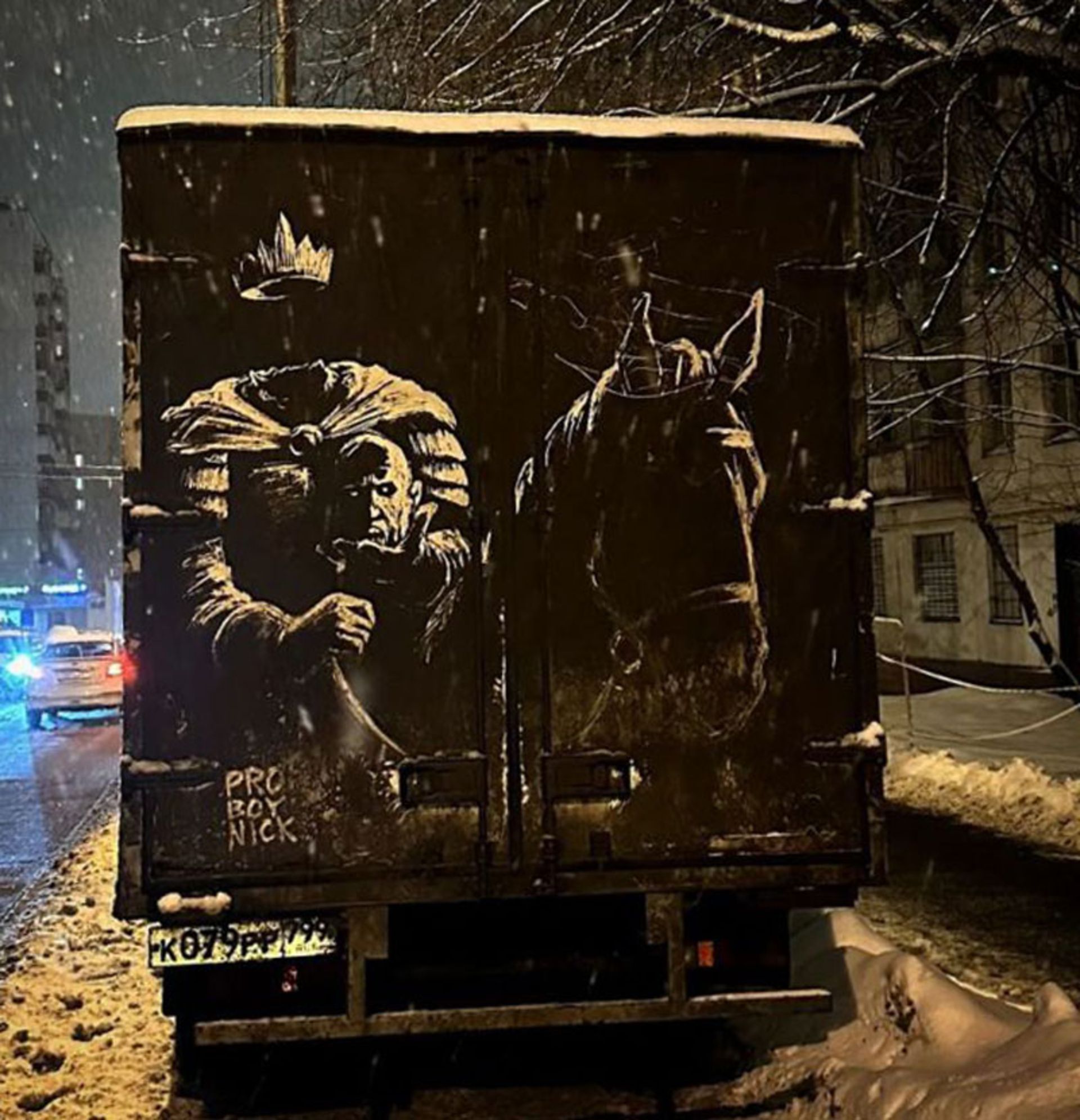 نقاشی اسب و سوارکار روی ون خاک‌ گرفته