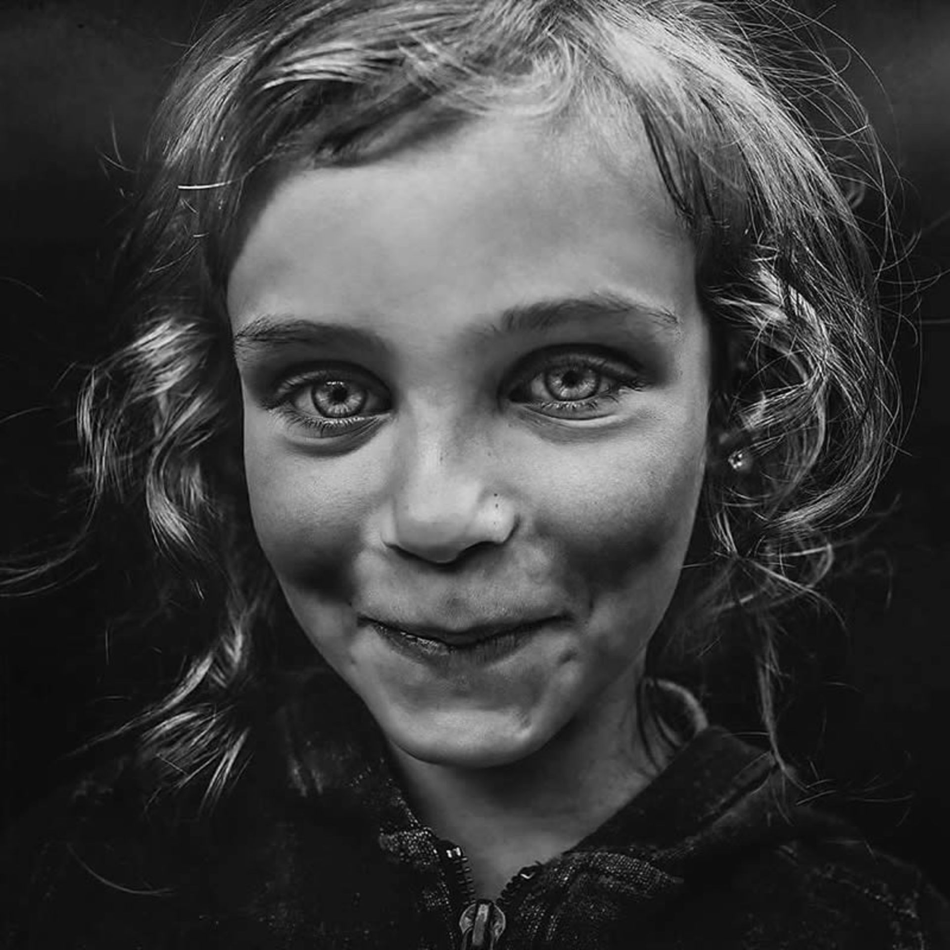 پرتره سیاه و سفید دختر جوان