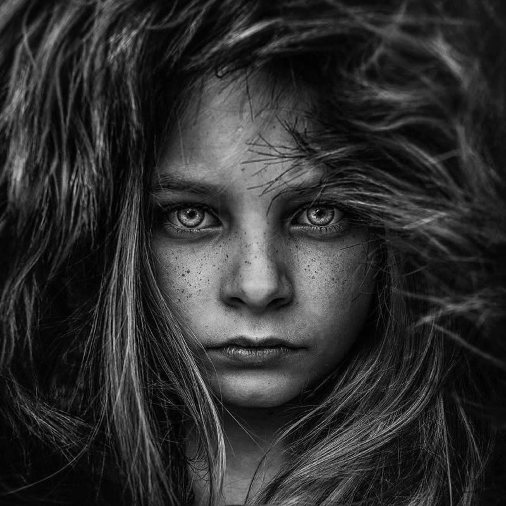 پرتره سیاه و سفید دخترک زیبا