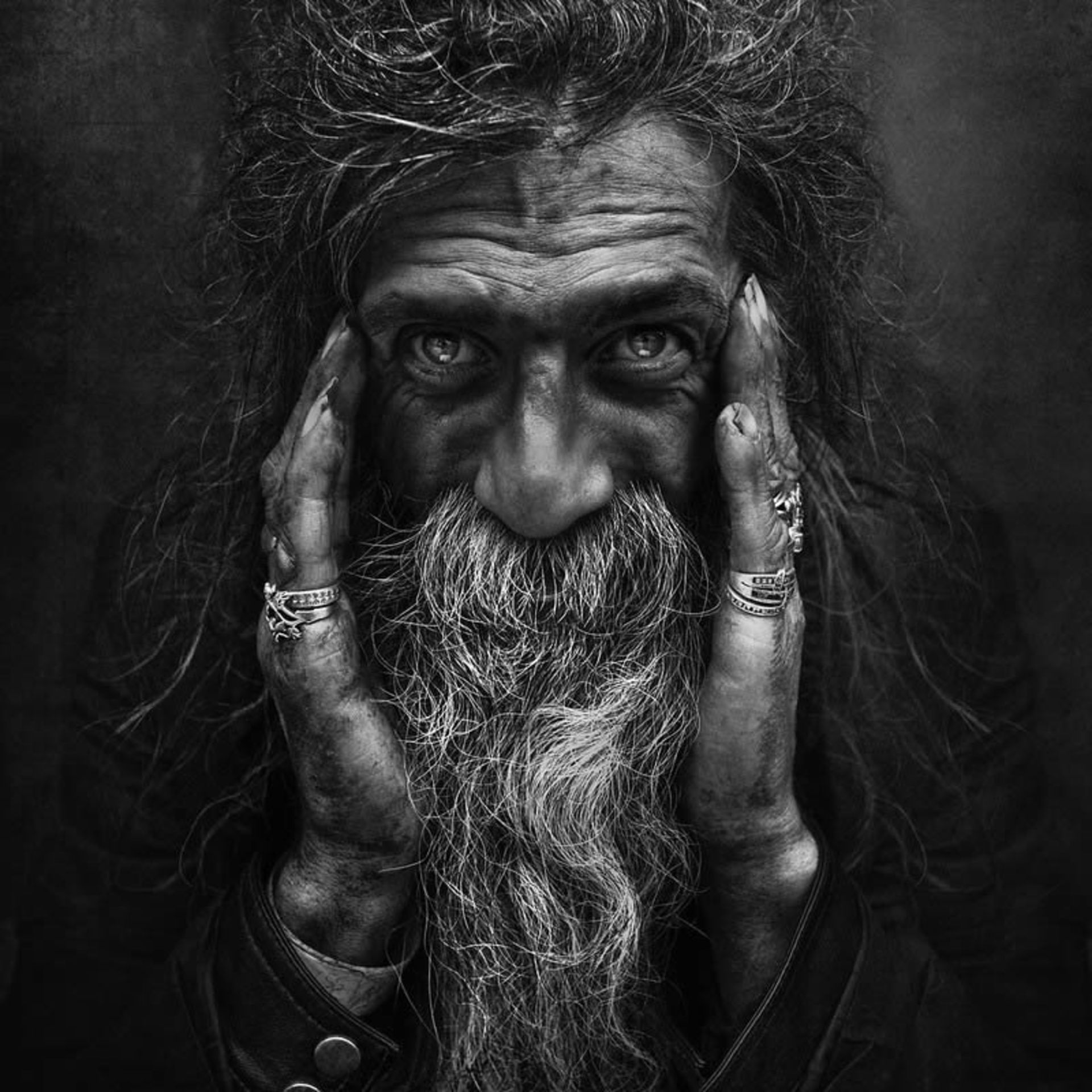 پرتره سیاه و سفید مردی با ریش بلند