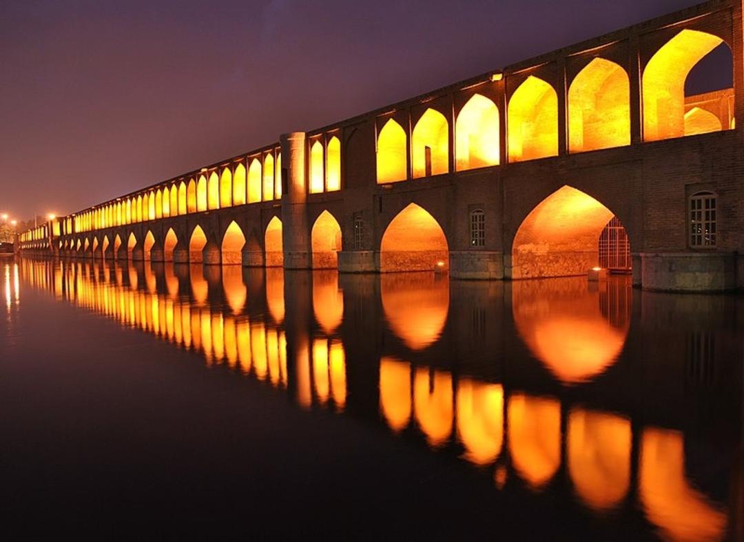 نورپردازی سی و سه پل در شب