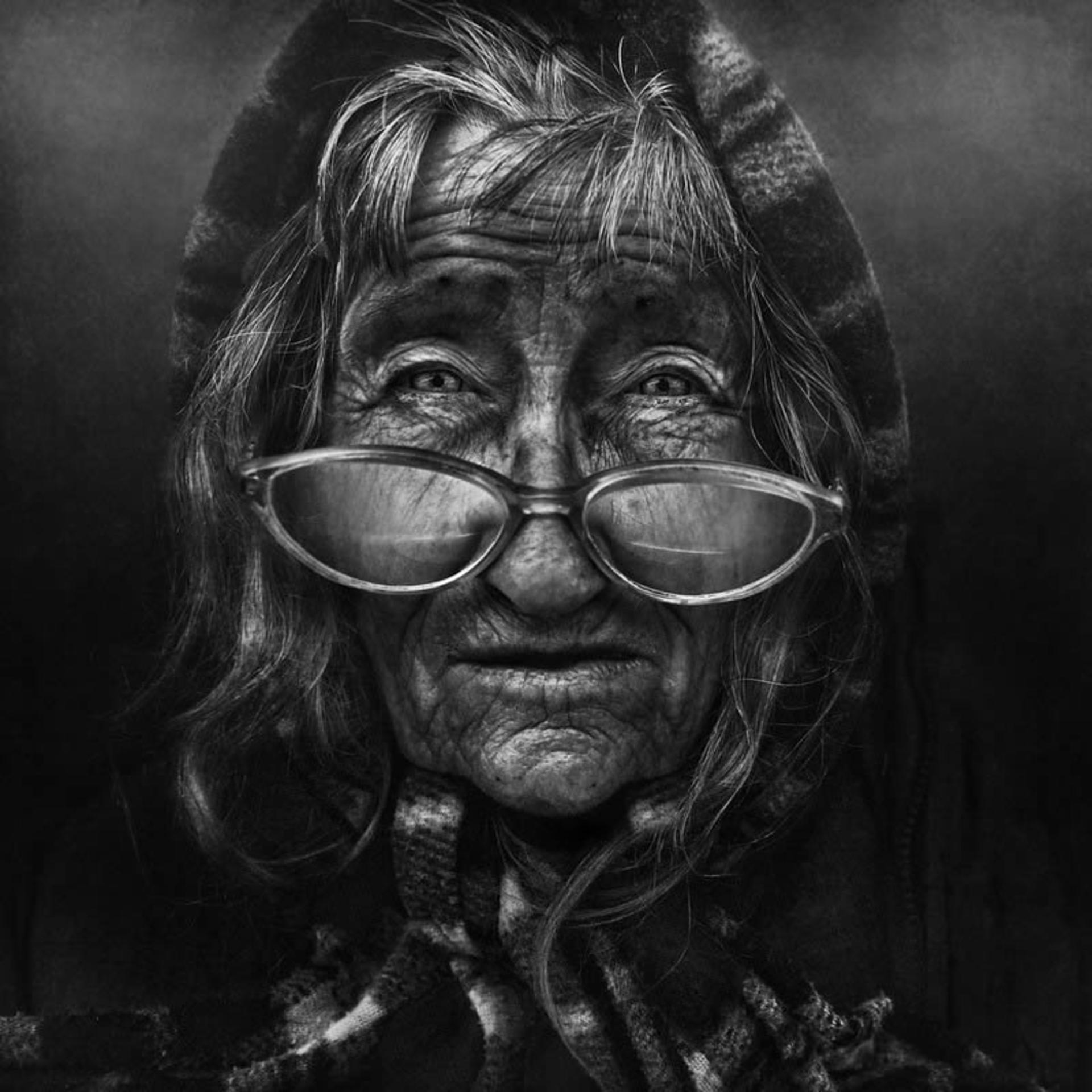 پرتره سیاه و سفید پیرزن عینکی