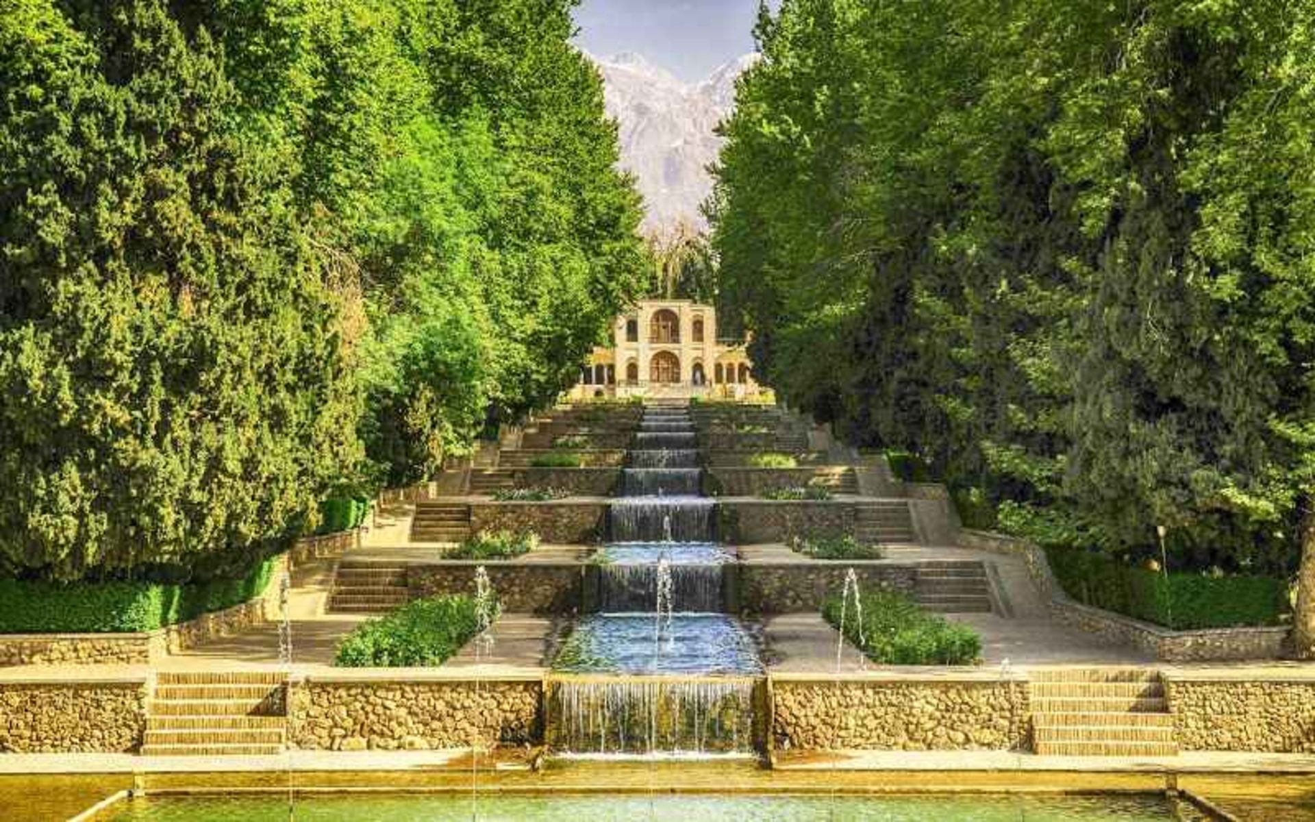 حوض آب باغ شاهزاده کرمان، منبع عکس: گوگل مپ، عکاس: اکبر نعمتی