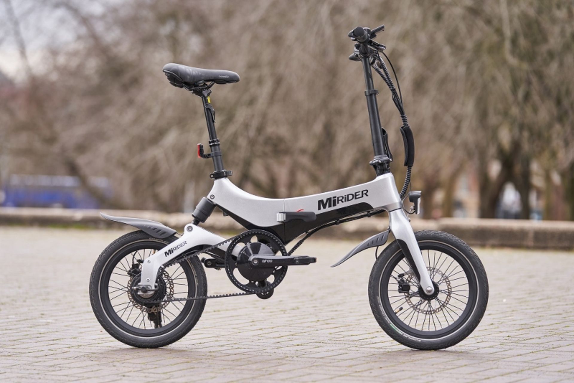 دوچرخه تاشو سفید رنگ؛ منبع عکس: سایت bikeradar.com. عکاس: نامشخص