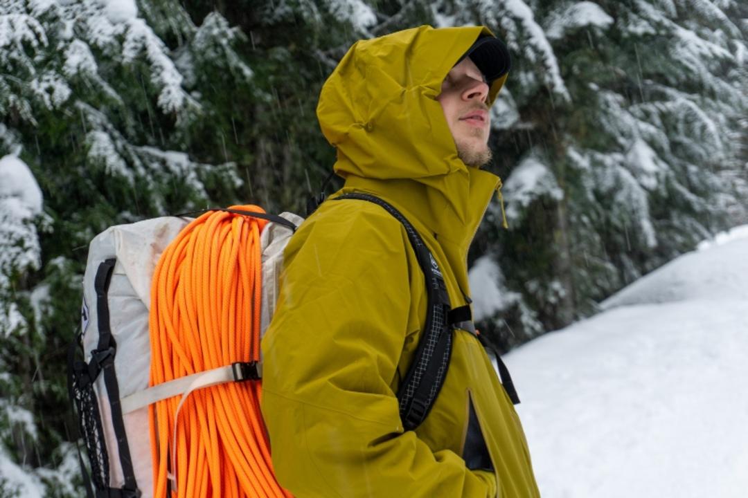 لباس مخصوص کوهنوردی؛ منبع عکس: سایت gearjunkie.com. عکاس: نامشخص