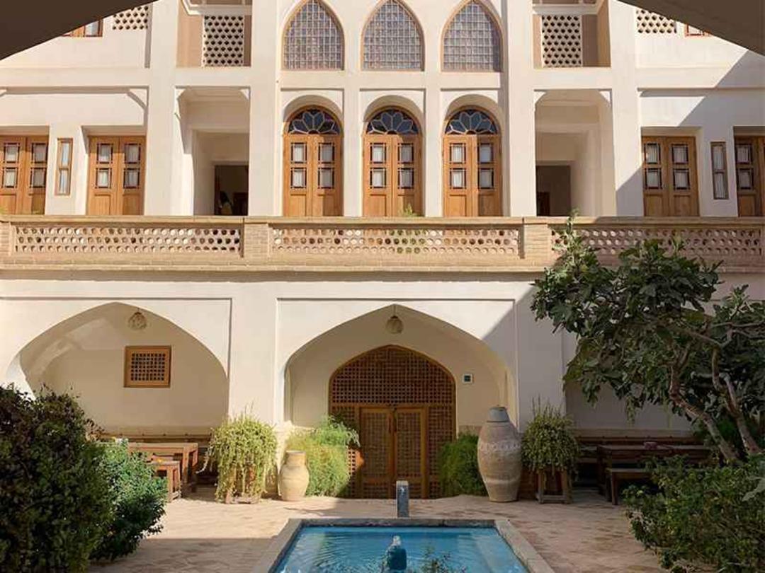 حیاط هتل احسان کاشان، منبع عکس: گوگل مپ، عکاس: 