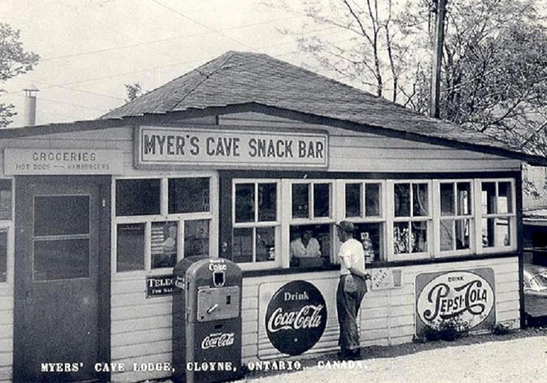 رستوران Myers Cave در آمریکا ۱۹۸۱؛ منبع  عکس: ویکی مدیا؛ عکاس: نامشخص