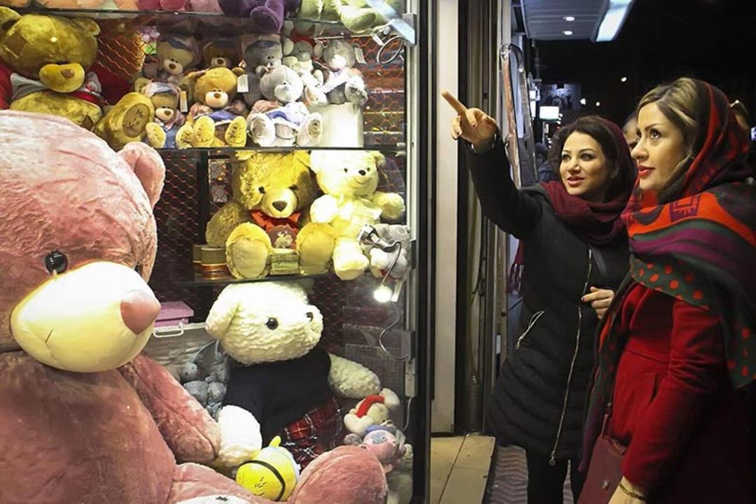 خرید هدیه ولنتاین در خیابان های تهران؛ منبع عکس: surfiran.com؛ عکاس: نامشخص