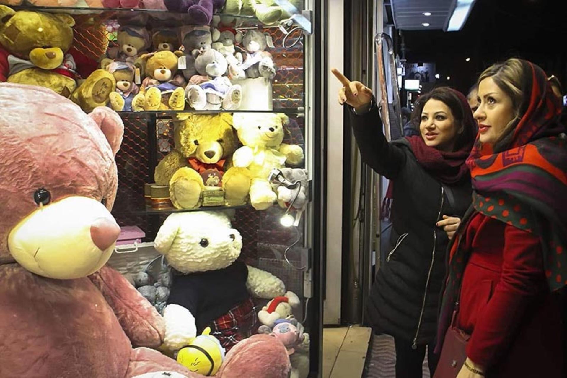 خرید هدیه ولنتاین در خیابان های تهران؛ منبع عکس: surfiran.com؛ عکاس: نامشخص