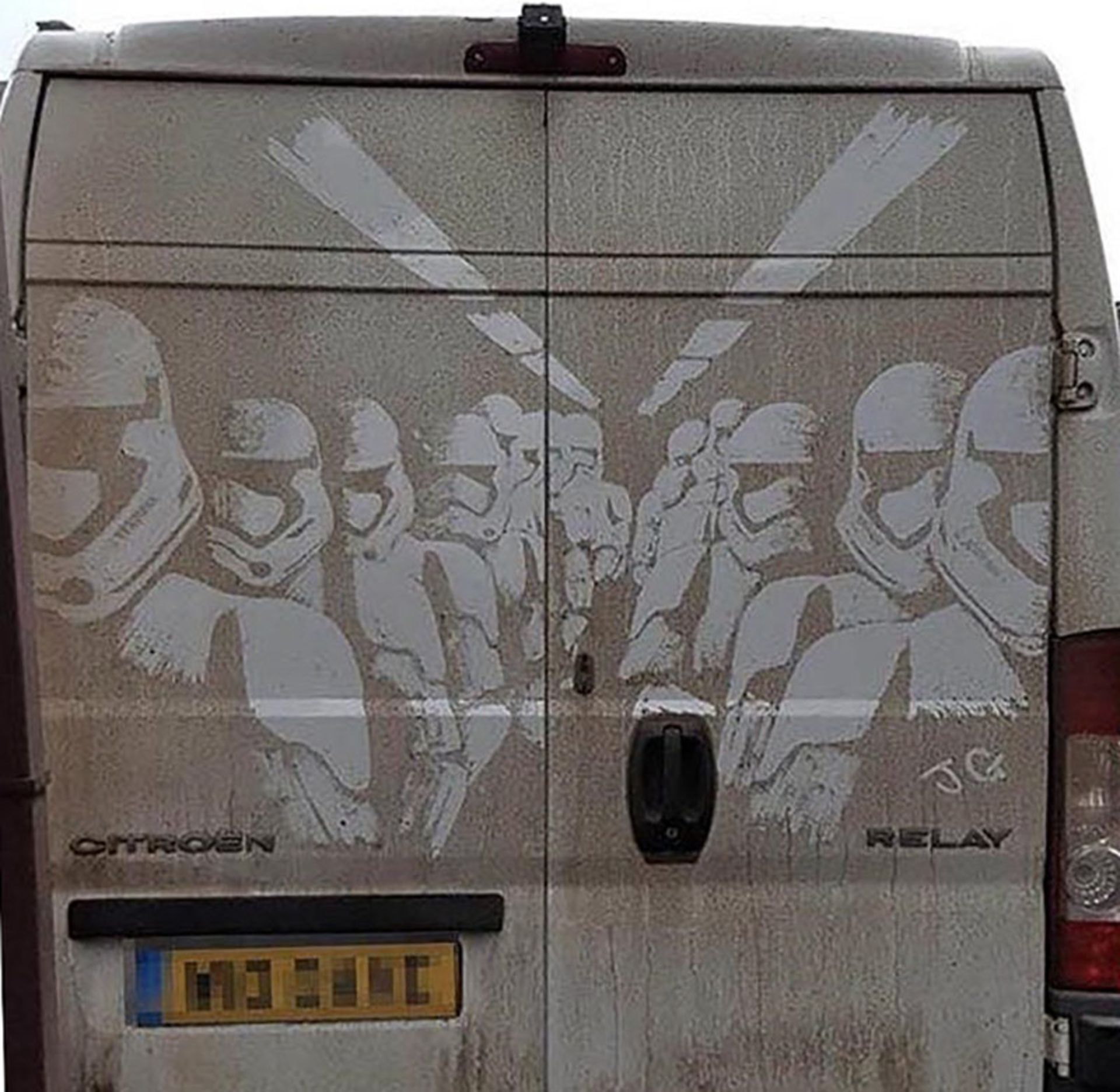 طرحی از فیلم جنگ ستارگان بر ون کثیف