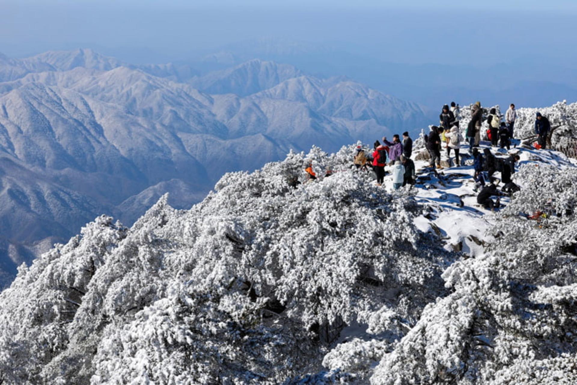 گردشگران در کوه هوانگشان (Huangshan) چین، در آستانه جشنواره بهار؛ منبع عکس: theguardian؛ نام عکاس: Shi Yalei 