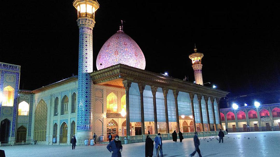 صحن حرم شاه چراغ شیراز؛ منبع عکس: ویکی‌مدیا؛ عکاس: Ab.ziarati