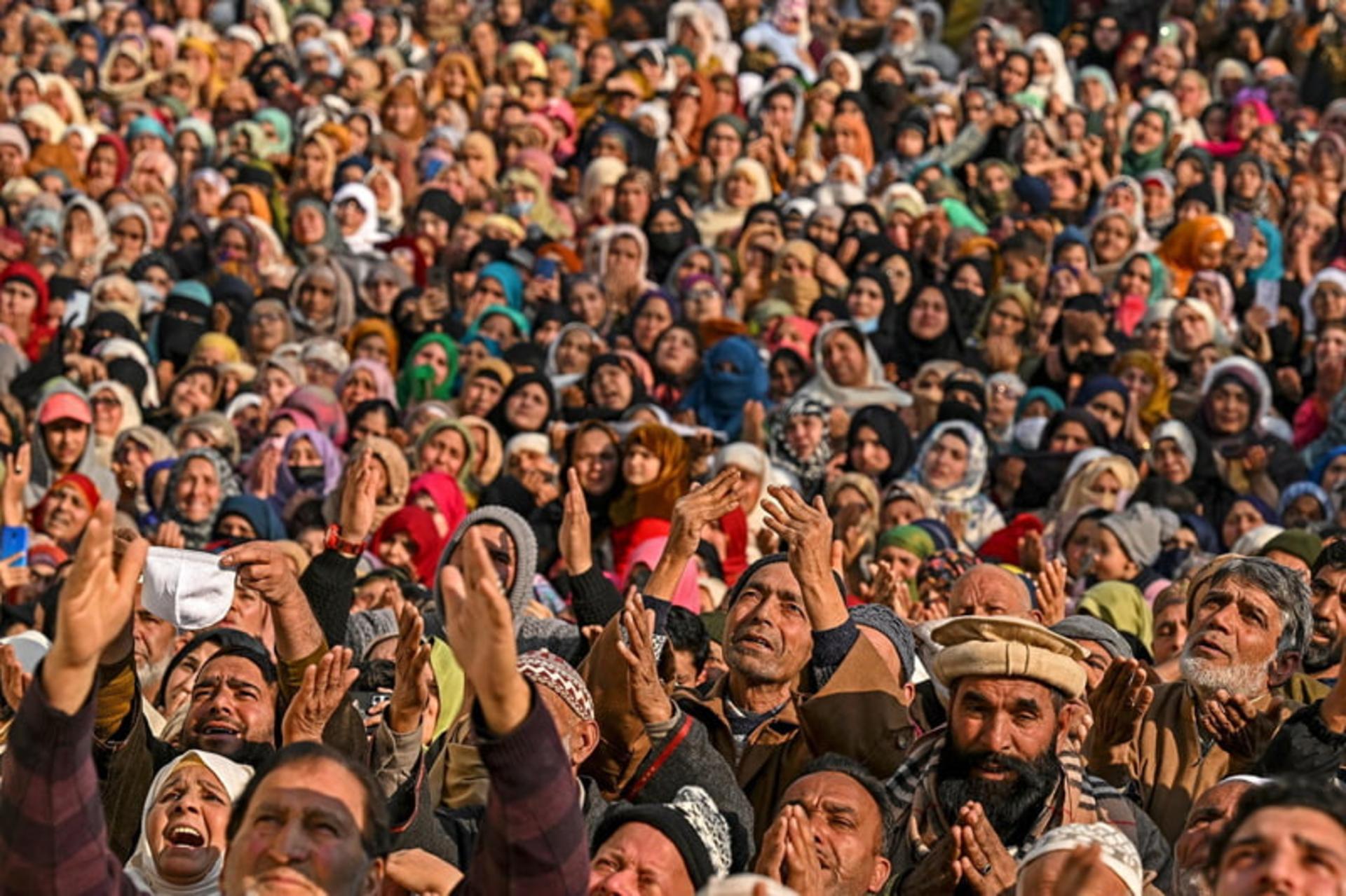 مسلمانان کشمیر در مراسم جشن معراج پیامبر اسلام (ص)؛ منبع: theguardian؛ عکاس: Tauseef Mustafa
