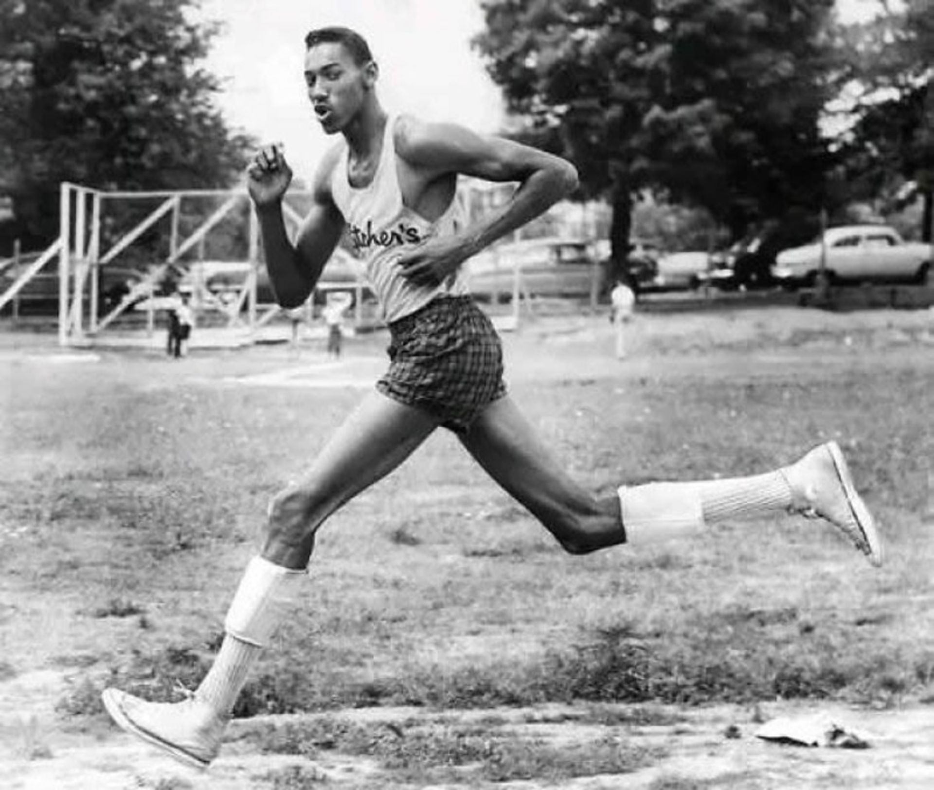 دویدن ویلت چمبرلین (Wilt Chamberlain)، بسکتبالیست آمریکایی در ۱۹۵۴ میلادی